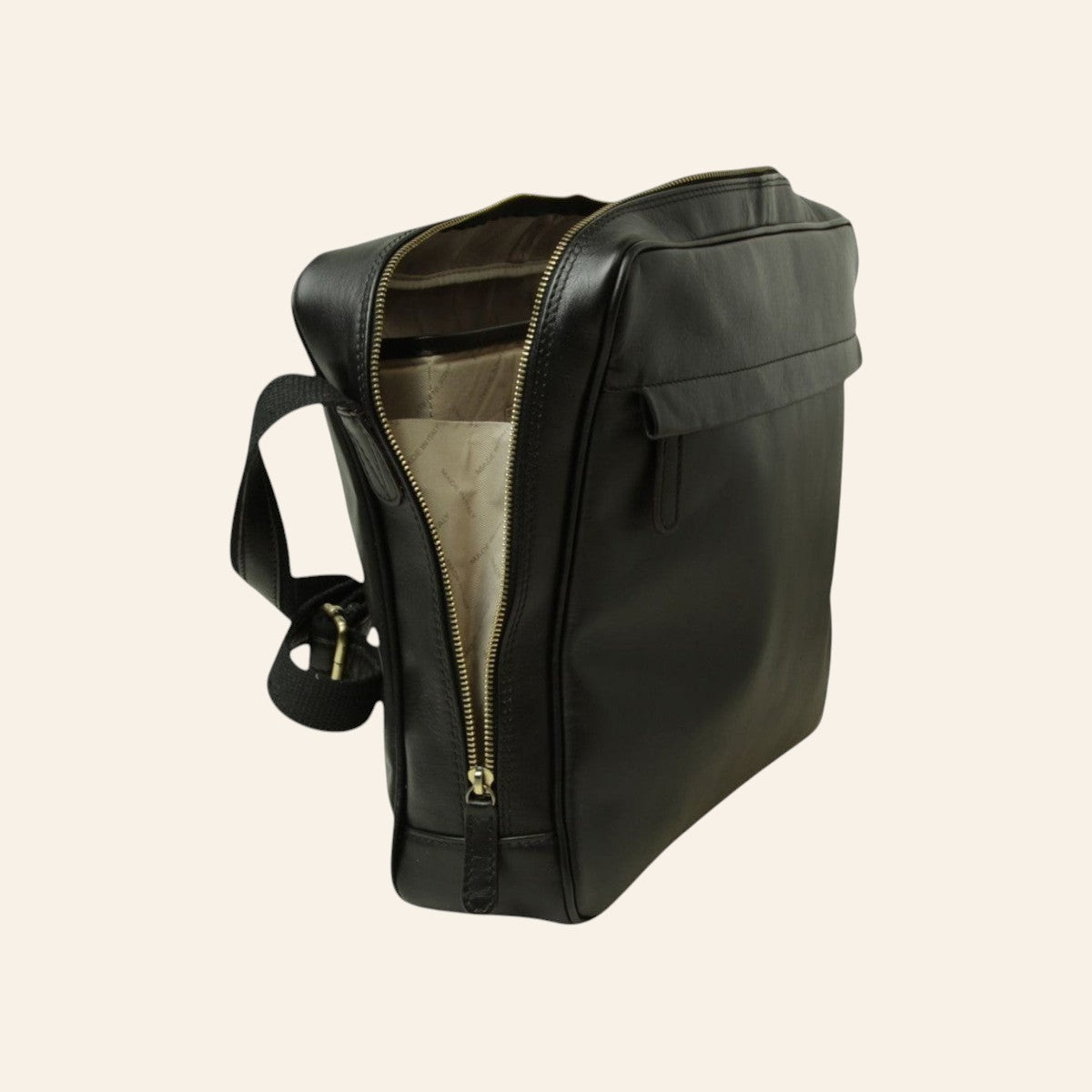 Geöffnete Messenger-Tasche aus vollnarbigem Kalbsleder in Schwarz mit sichtbarem Futter und Innenfächern