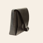 Borsa messenger Vetrina Fiorentina in pelle nera pieno fiore, design artigianale italiano con tracolla regolabile.