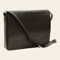 Borsa messenger Vetrina Fiorentina in pelle nera pieno fiore con tracolla regolabile e chiusura a patta