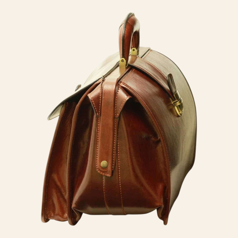 Borsa artigianale Vetrina Fiorentina in pelle di vitello pieno fiore marrone con finiture in ottone, vista laterale