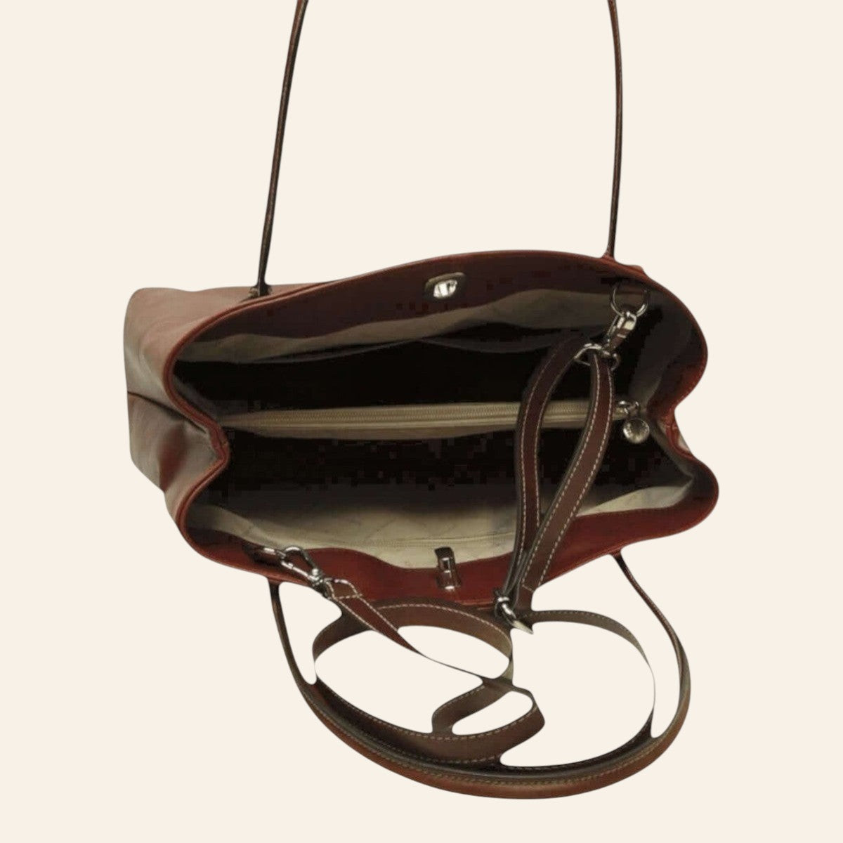 Interno della borsa artigianale Vetrina Fiorentina in pelle pieno fiore color teak con scomparti e tracolla