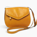 Borsa a tracolla Vetrina Fiorentina in pelle di vitello color ocra con patta frontale e tracolla regolabile