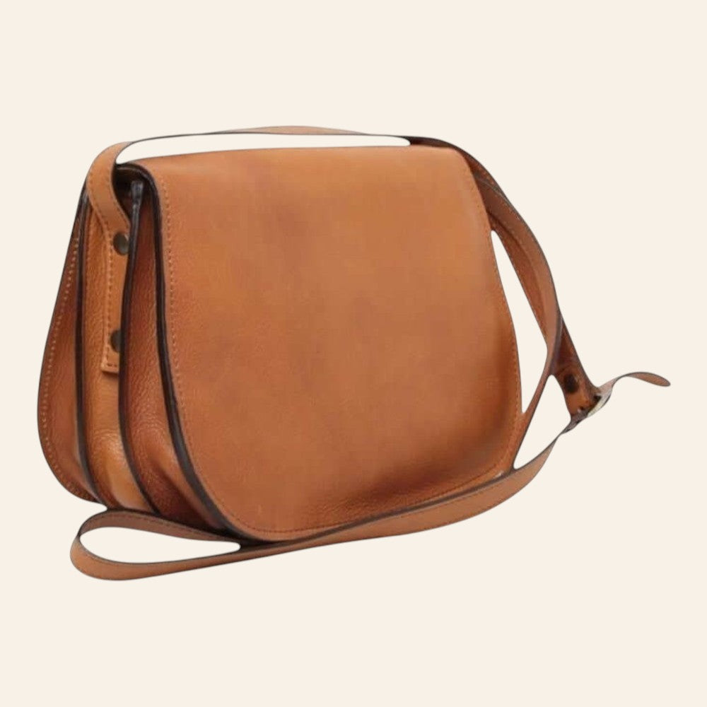 Borsa a tracolla in pelle color coloniale; vista frontale a tre quarti con ampia patta e tracolla regolabile