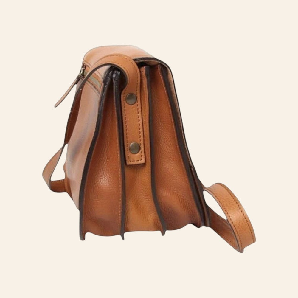 Borsa a tracolla in pelle color coloniale; vista laterale con tre scomparti a soffietto e due bottoni metallici laterali