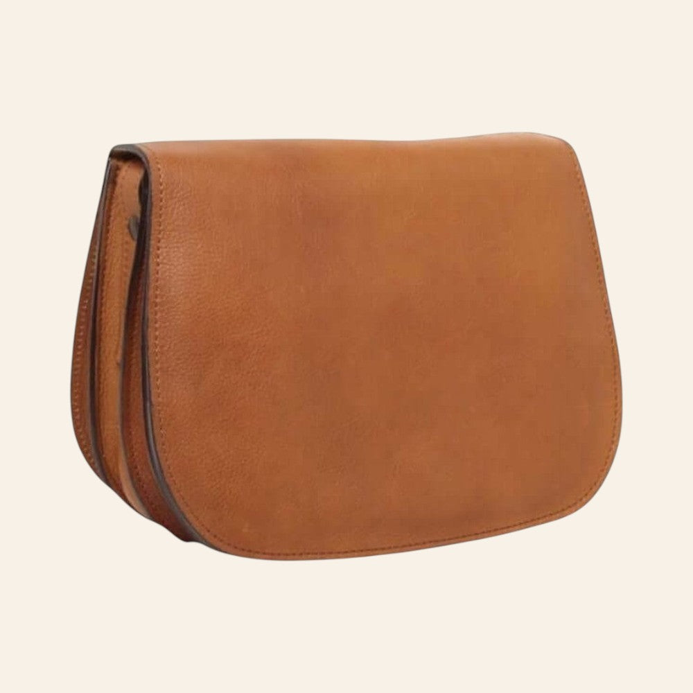 Borsa a tracolla in pelle color coloniale; vista frontale ravvicinata con ampia patta e bordi scuri