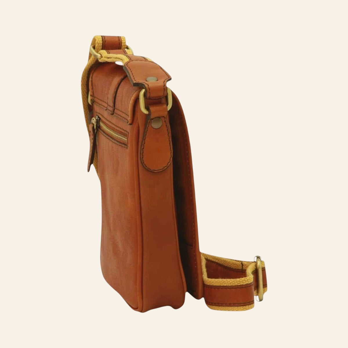Borsa a tracolla uomo Vetrina Fiorentina in pelle di vitello conciata al vegetale color cuoio con dettagli in ottone