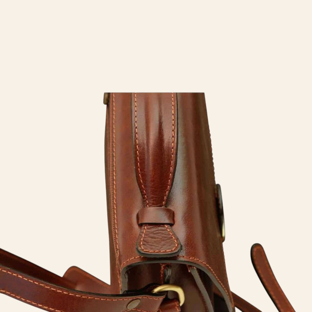 Dettaglio laterale borsa a tracolla Vetrina Fiorentina in pelle di vitello marrone con cuciture artigianali