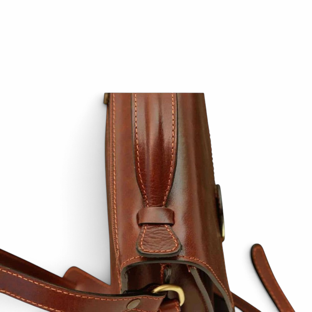 Dettaglio laterale borsa a tracolla Vetrina Fiorentina in pelle di vitello marrone con cuciture artigianali
