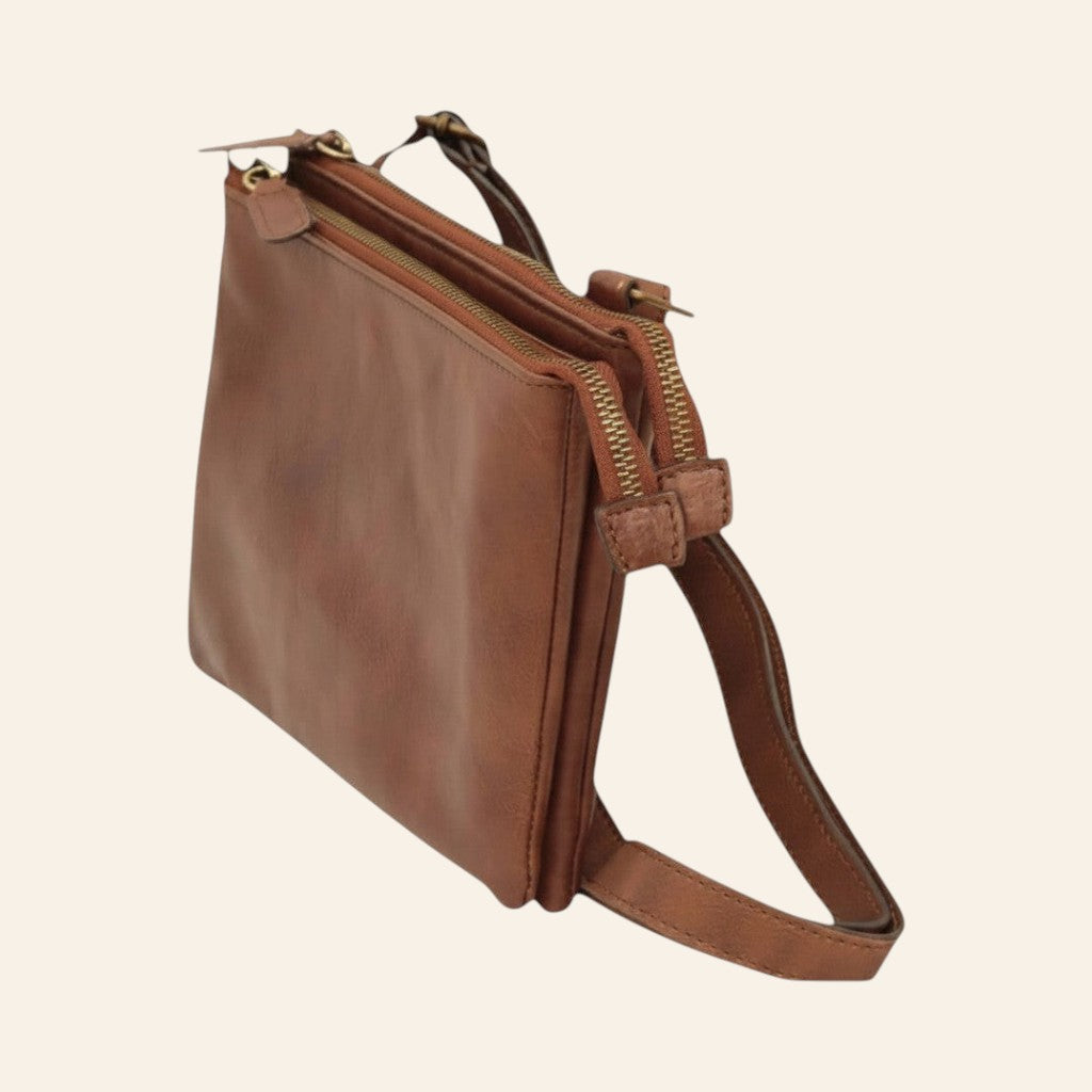 Borsa a tracolla Vetrina Fiorentina in pelle di vitello marrone, vista laterale a tre quarti con due scomparti con zip e tracolla