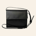 Borsa a tracolla Vetrina Fiorentina in pelle di vitello pieno fiore nera, vista frontale con patta e tracolla regolabile