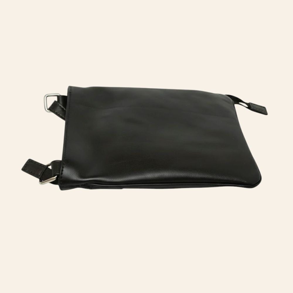 Borsa a tracolla Vetrina Fiorentina in pelle di vitello nera artigianale con chiusura a zip e design sottile