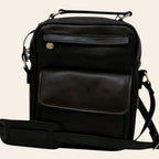 Borsa a tracolla Vetrina Fiorentina in pelle di vitello nera con tasca frontale e tracolla regolabile.