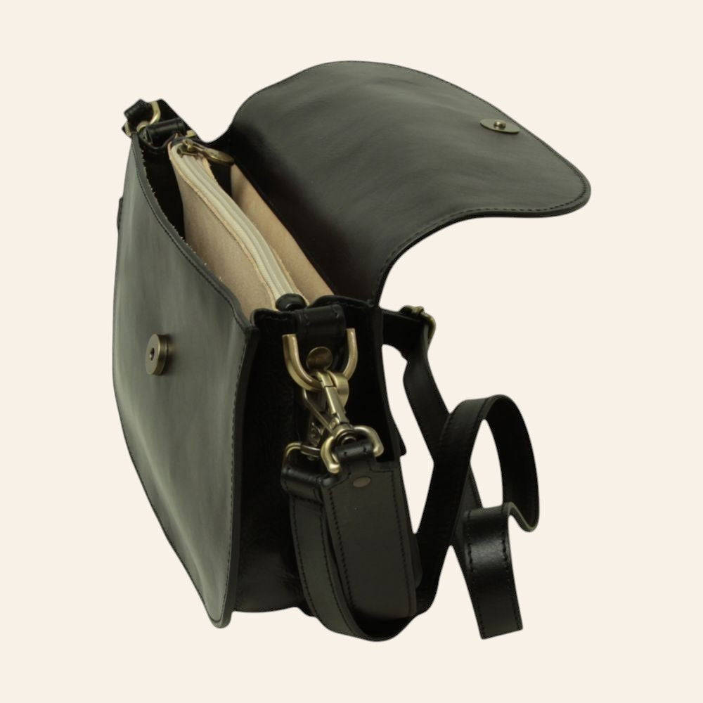 Borsa a tracolla in pelle di vitello pieno fiore nera con pattina, chiusura magnetica e tracolla rimovibile