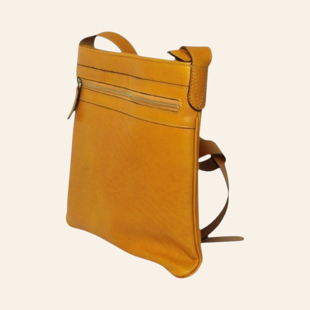 Borsa a tracolla Vetrina Fiorentina in pelle di vitello color ocra con chiusura a zip e tracolla regolabile