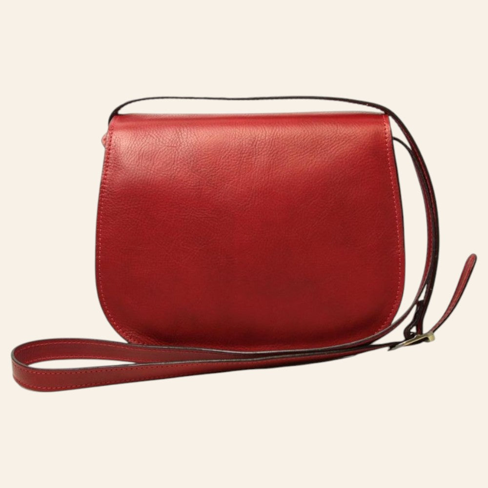 Sac bandoulière en cuir rouge; vue de face avec large rabat et bandoulière réglable