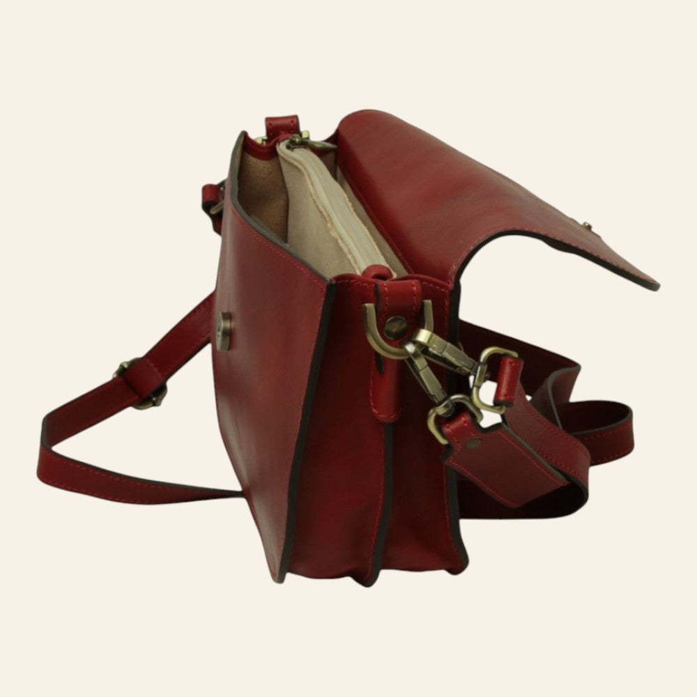 Borsa a tracolla in pelle di vitello pieno fiore rossa aperta con scomparti interni e chiusura magnetica