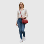 Borsa a tracolla rossa in pelle con tracolla lunga e tasca con zip