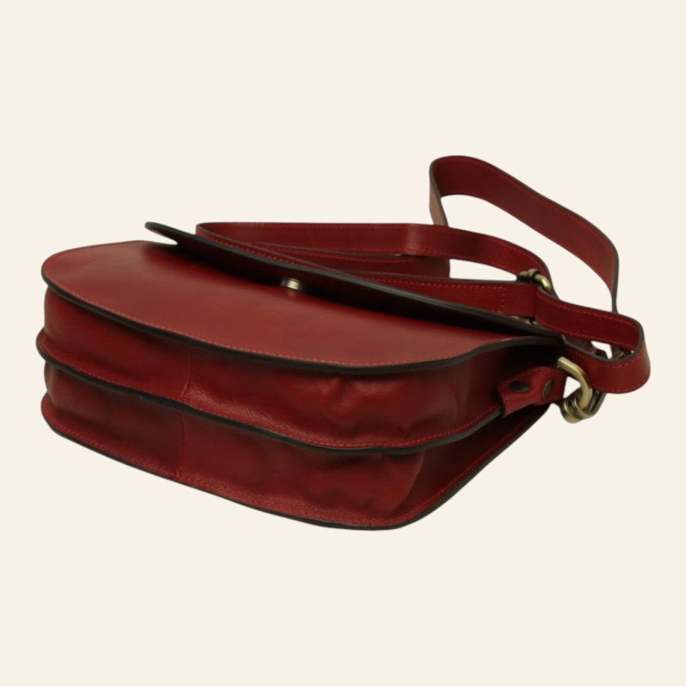 Borsa a tracolla in pelle di vitello pieno fiore rossa con dettaglio della pelle pieno fiore e della chiusura magnetica