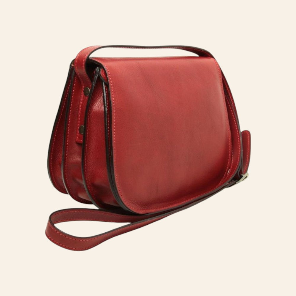 Sac bandoulière en cuir rouge; vue latérale trois quarts avec trois compartiments à soufflet et bandoulière réglable