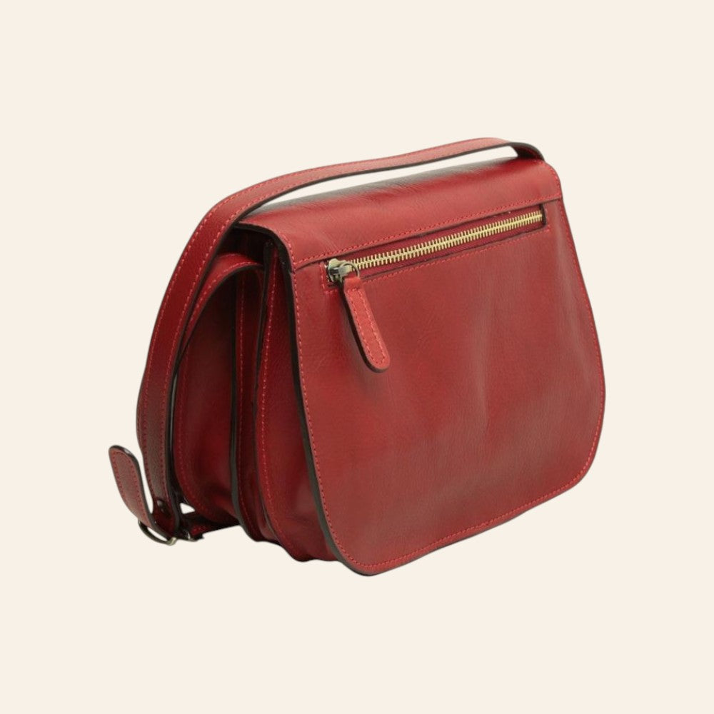 Sac bandoulière en cuir rouge; vue arrière trois quarts avec poche arrière zippée et bandoulière