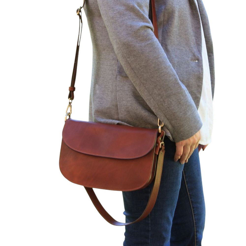 Borsa a tracolla Vetrina Fiorentina in pelle di vitello color teak indossata lateralmente con tracolla lunga