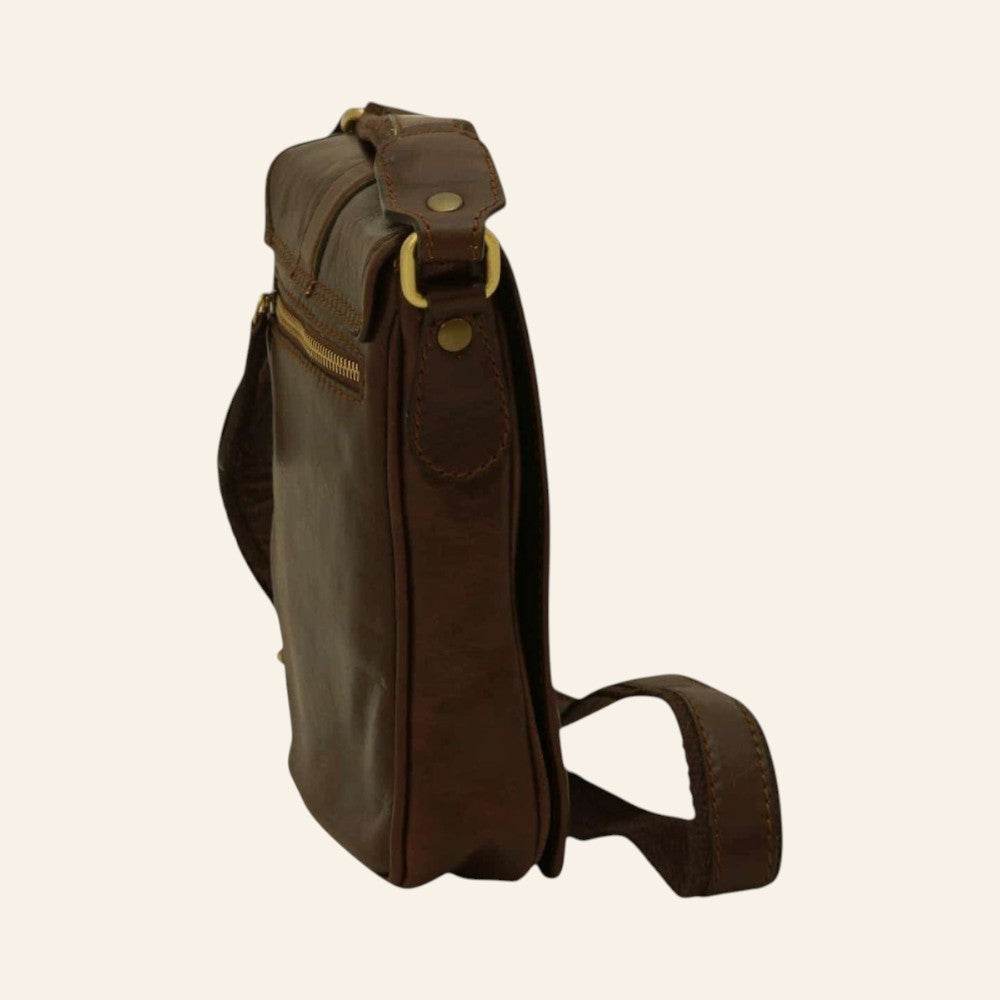Borsa a tracolla Vetrina Fiorentina da uomo in pelle di vitello testa di moro con dettagli in ottone, vista laterale