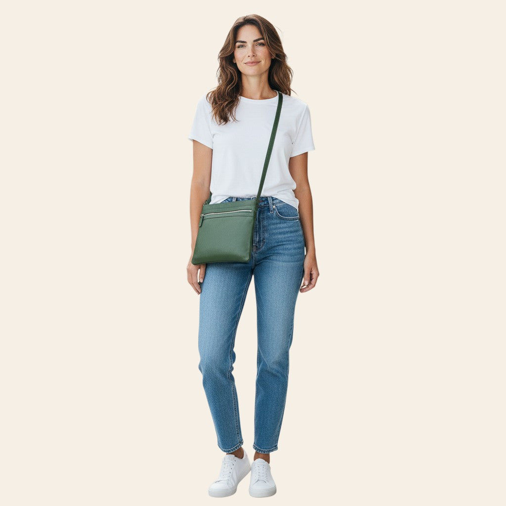 Modella indossa borsa a tracolla Vetrina Fiorentina in pelle verde pieno fiore con zip, stile casual urbano
