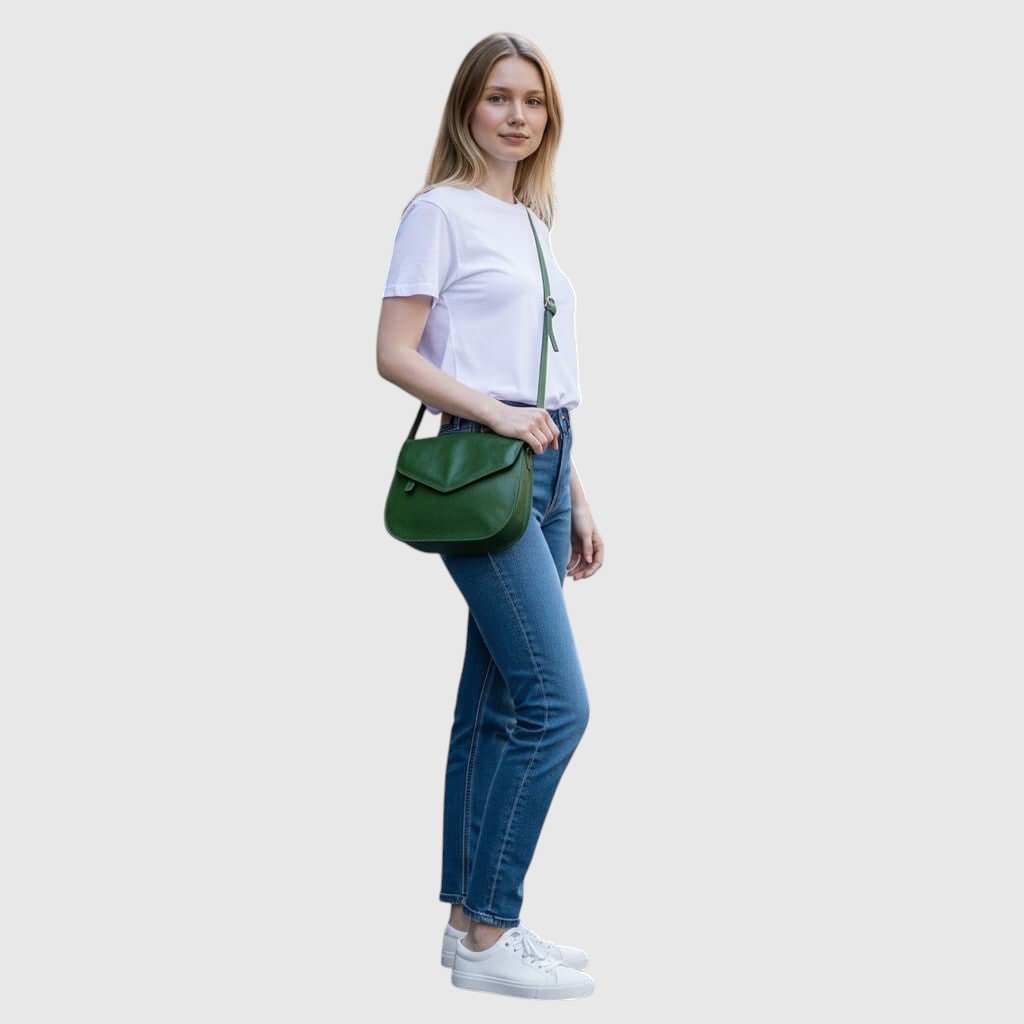 Borsa a tracolla verde in pelle con patta, indossata