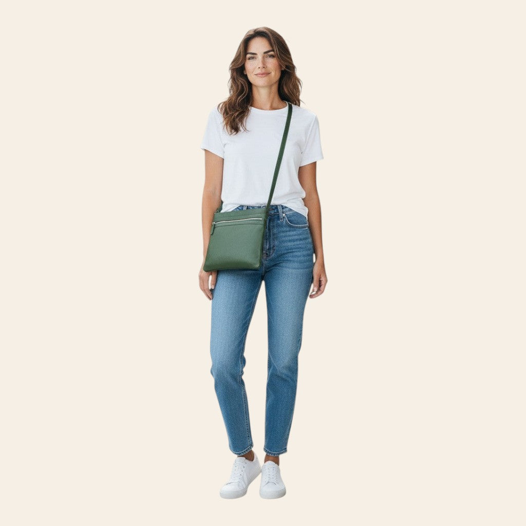 Modella indossa borsa a tracolla Vetrina Fiorentina in pelle verde pieno fiore con zip, stile casual urbano