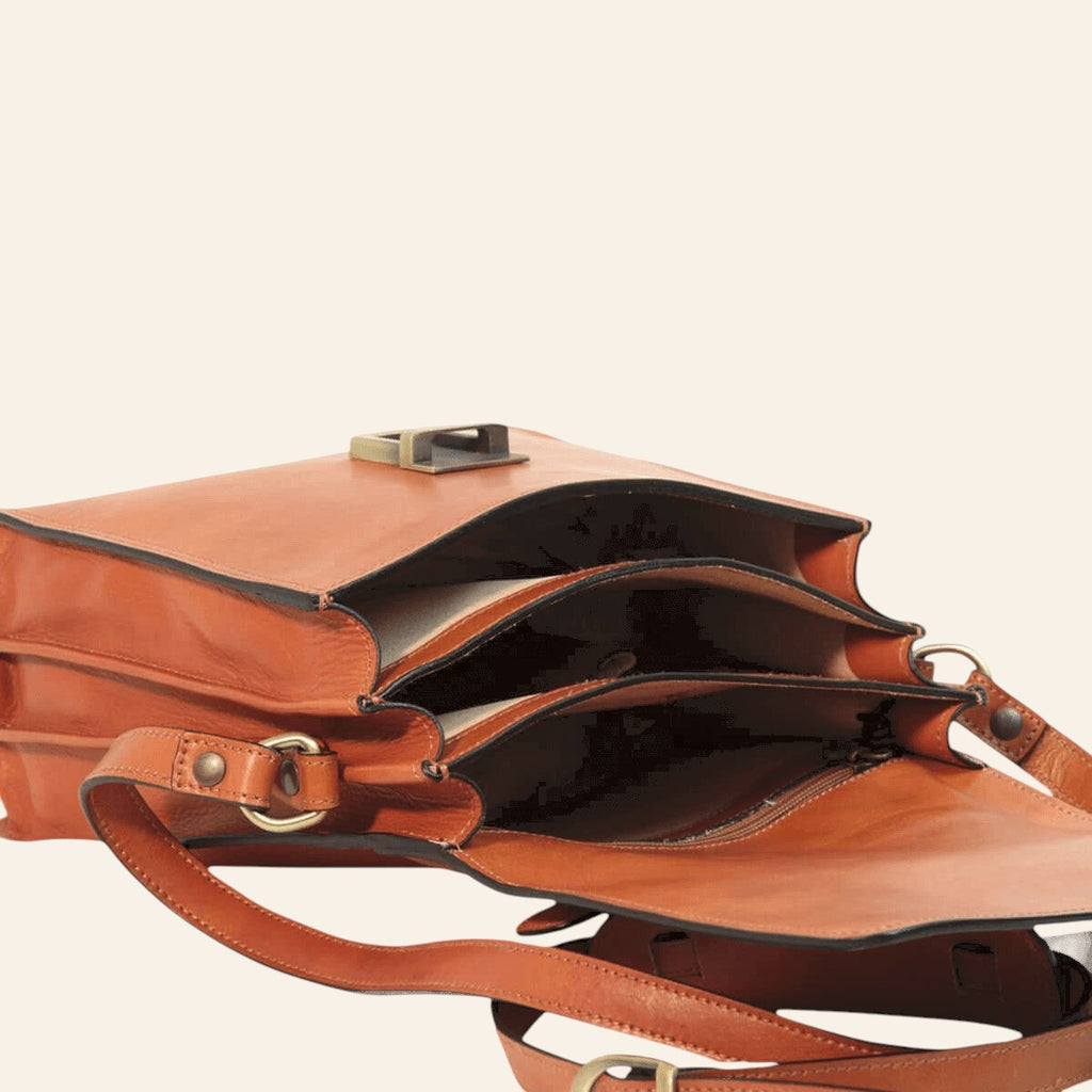 Borsa a tracolla Vetrina Fiorentina in pelle di vitello color cuoio con tre scomparti interni e chiusura a clip