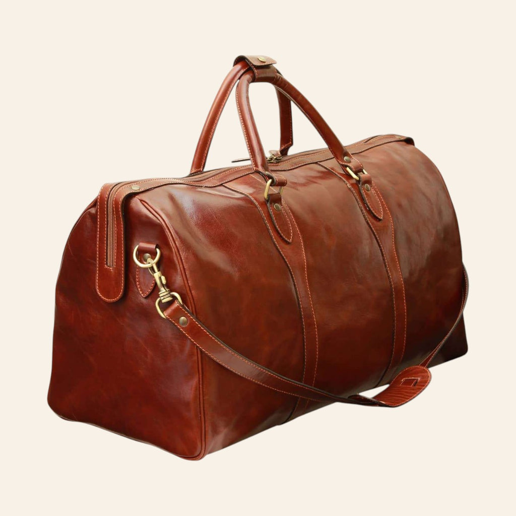 Borsa da viaggio Vetrina Fiorentina in pelle pieno fiore marrone, vista laterale a tre quarti con tracolla e anello laterale