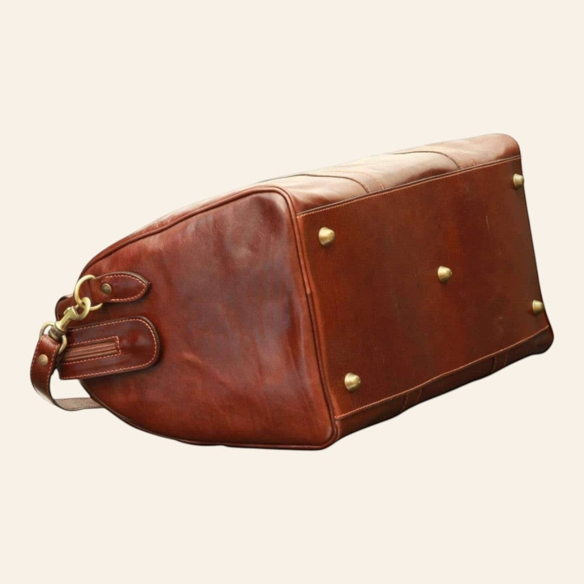 Borsa da viaggio Vetrina Fiorentina in pelle di vitello marrone con piedini in ottone e tracolla removibile