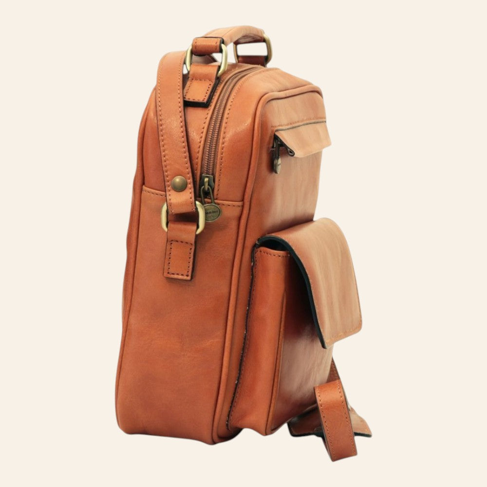 Borsello a tracolla Vetrina Fiorentina in pelle di vitello color cuoio con tasche e tracolla regolabile
