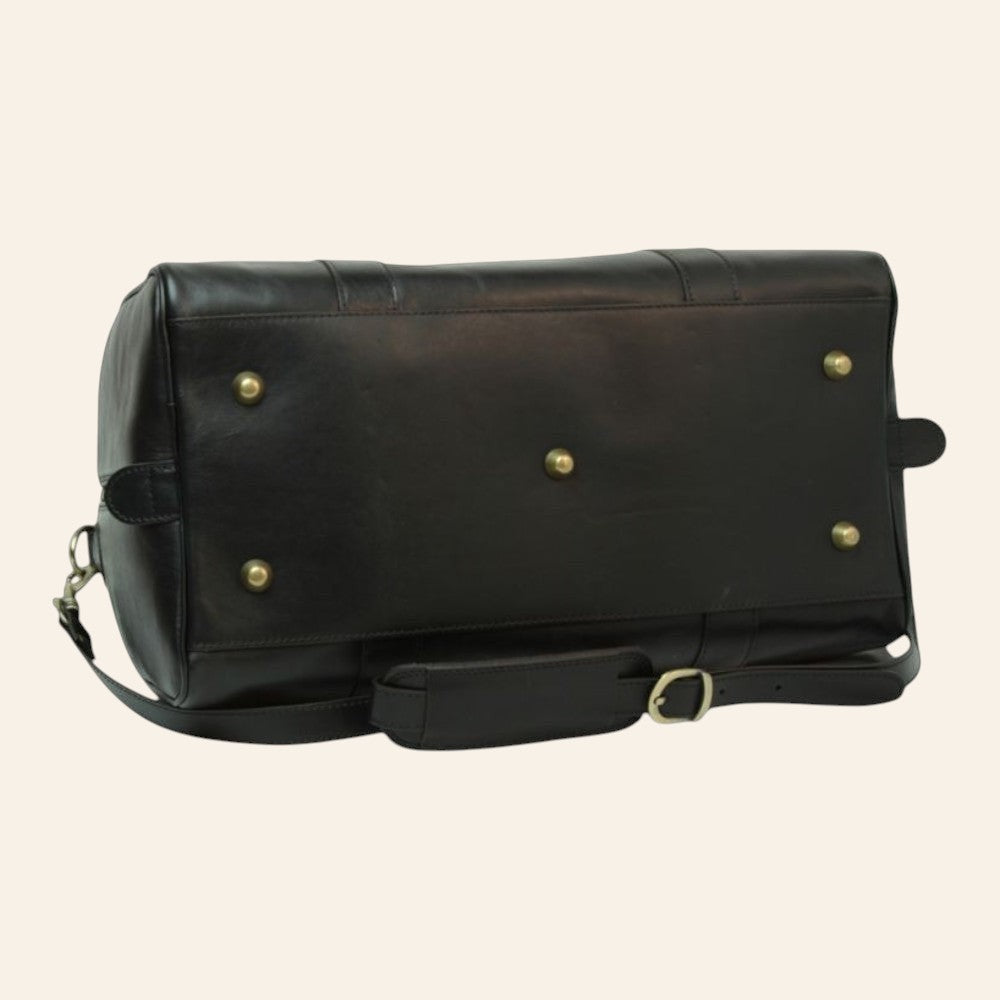 Bolsa de viaje de piel negra, vista inferior con cinco patas metálicas protectoras