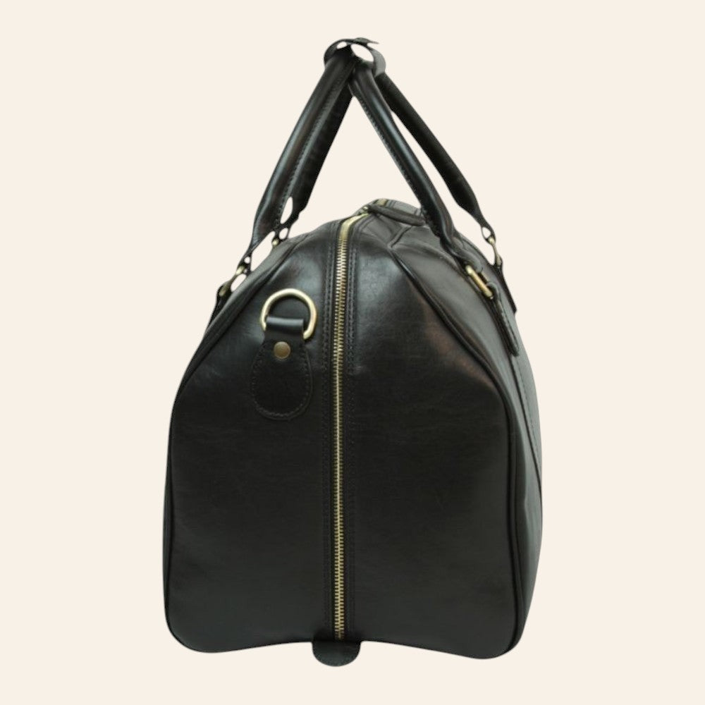 Bolsa de viaje de piel negra, vista lateral con anilla para correa y cremallera perimetral