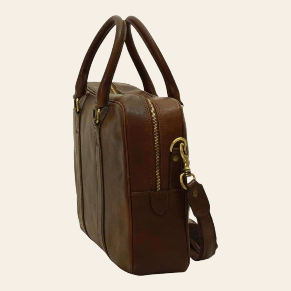 Cartella Vetrina Fiorentina in pelle marrone scuro con due manici, cerniere in ottone e tracolla regolabile.