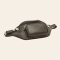 Riñonera Vetrina Fiorentina de piel de color negro; vista frontal, vista de tres cuartos, cinturón ajustable, bolsillo perfilado y detalles de cremallera