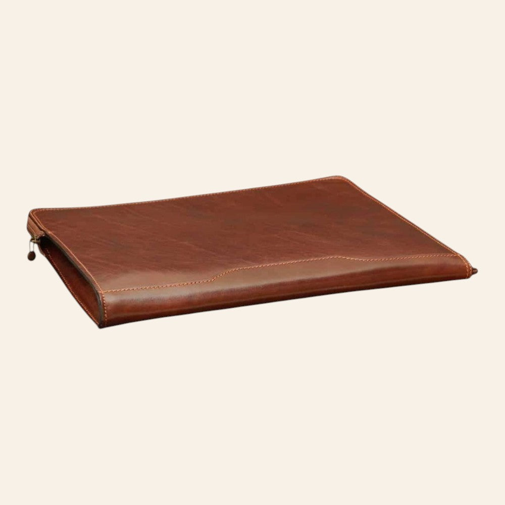 Porta documenti Vetrina Fiorentina in pelle di vitello marrone con chiusura a cerniera, design artigianale italiano.