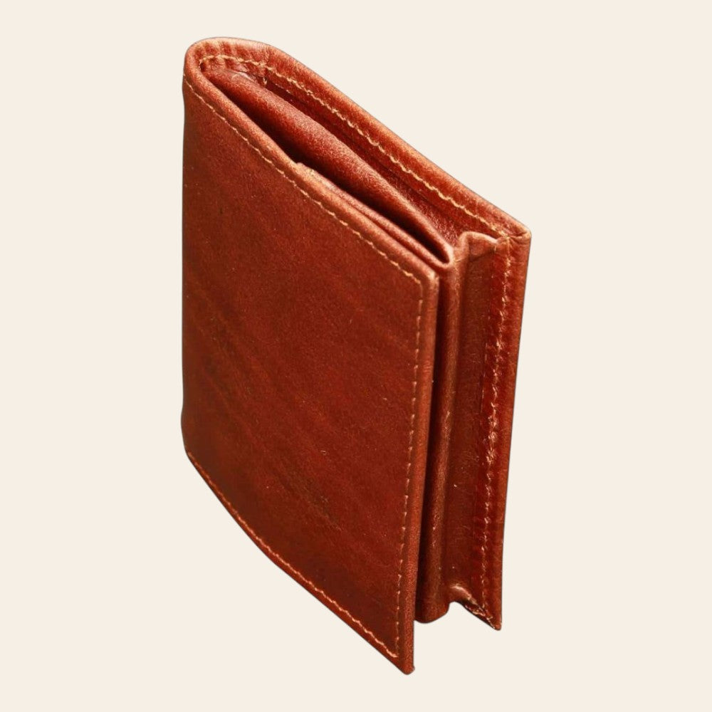 Porta monete Vetrina Fiorentina in pelle di vitello marrone con chiusura a bottone e design compatto artigianale