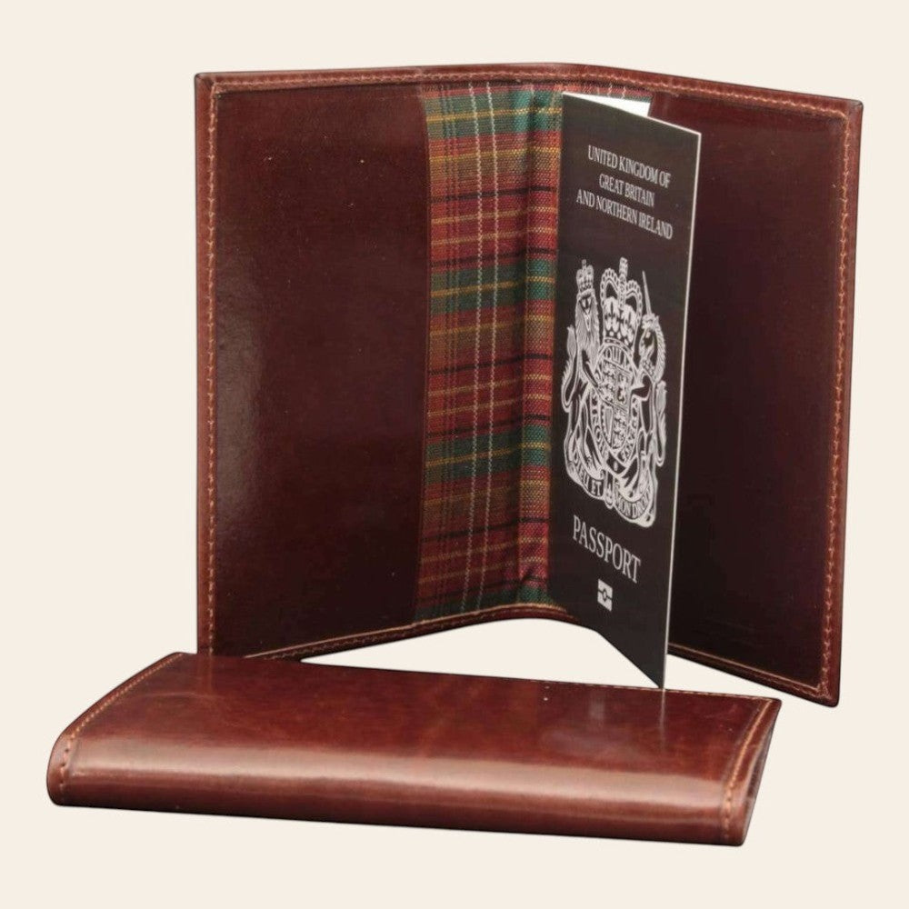 Porta passaporto Vetrina Fiorentina in pelle marrone pieno fiore con interno foderato a quadri, stile artigianale