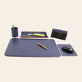 Set da scrivania Vetrina Fiorentina in pelle di vitello blu cobalto, composto da 5 accessori artigianali Made in Italy.