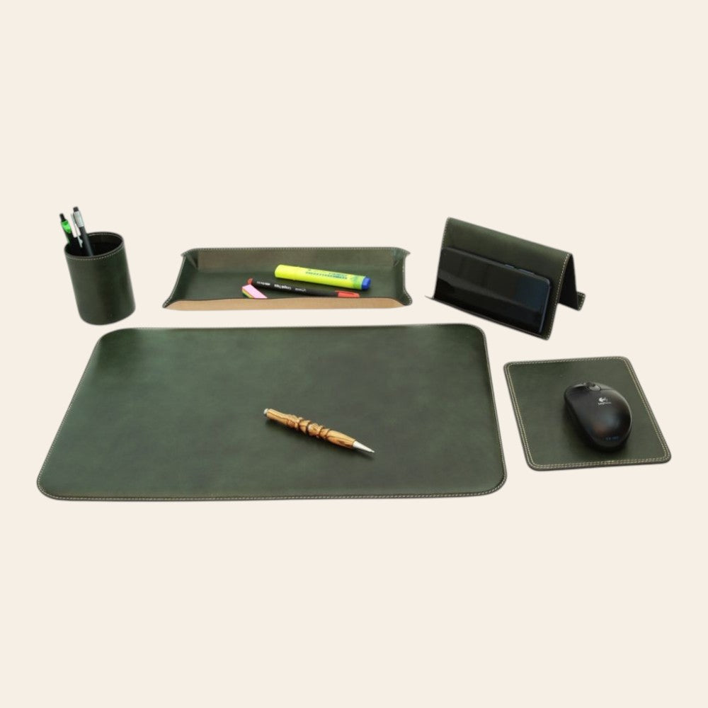 Set da scrivania Vetrina Fiorentina in pelle di vitello verde, 5 pezzi artigianali Made in Italy con sottomano e accessori