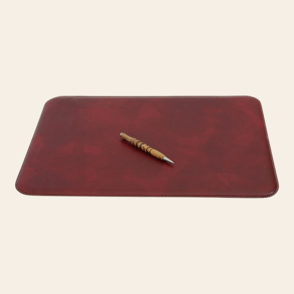 Sottomano Vetrina Fiorentina in pelle di vitello rosso pieno fiore con penna in legno su scrivania
