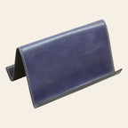 Supporto Vetrina Fiorentina per iPad e iPhone in pelle di vitello blu cobalto con base nera, artigianato italiano