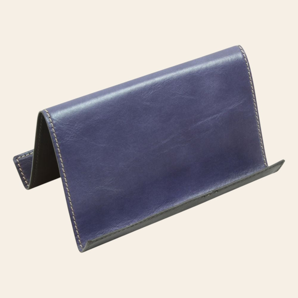 Supporto Vetrina Fiorentina per iPad e iPhone in pelle di vitello blu cobalto con base nera, artigianato italiano