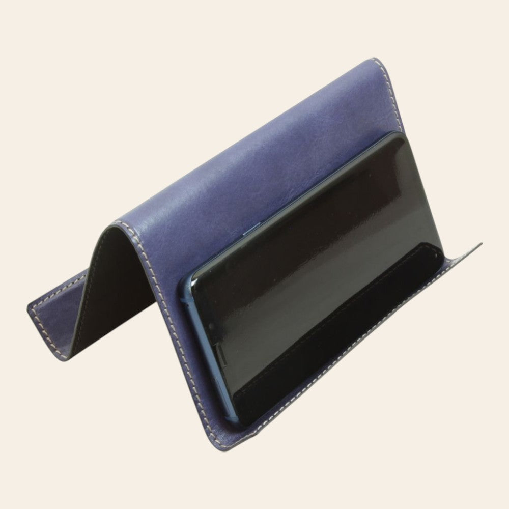 Supporto Vetrina Fiorentina per iPad e iPhone in pelle di vitello cobalto con base nera, artigianato italiano