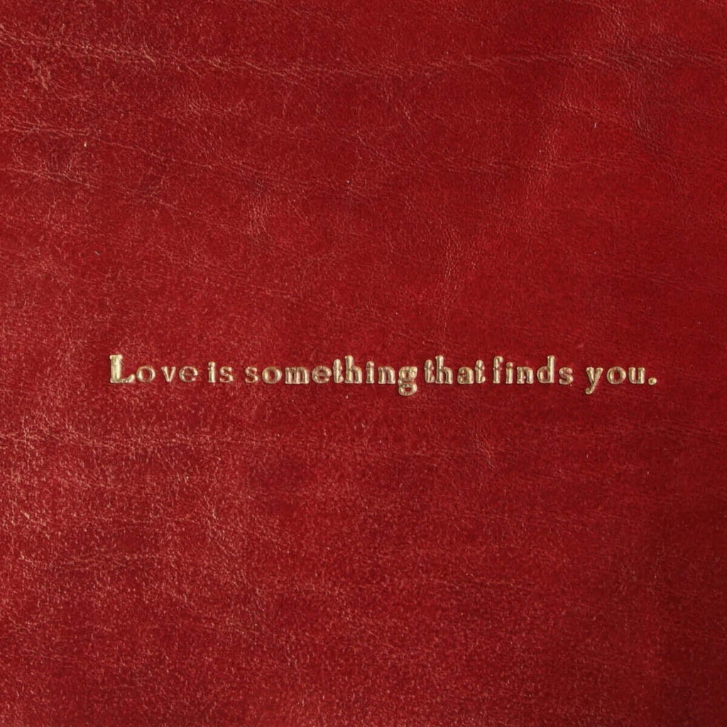 Dettaglio del vuotatasche in pelle rossa Vetrina Fiorentina con frase d'amore impressa in oro
