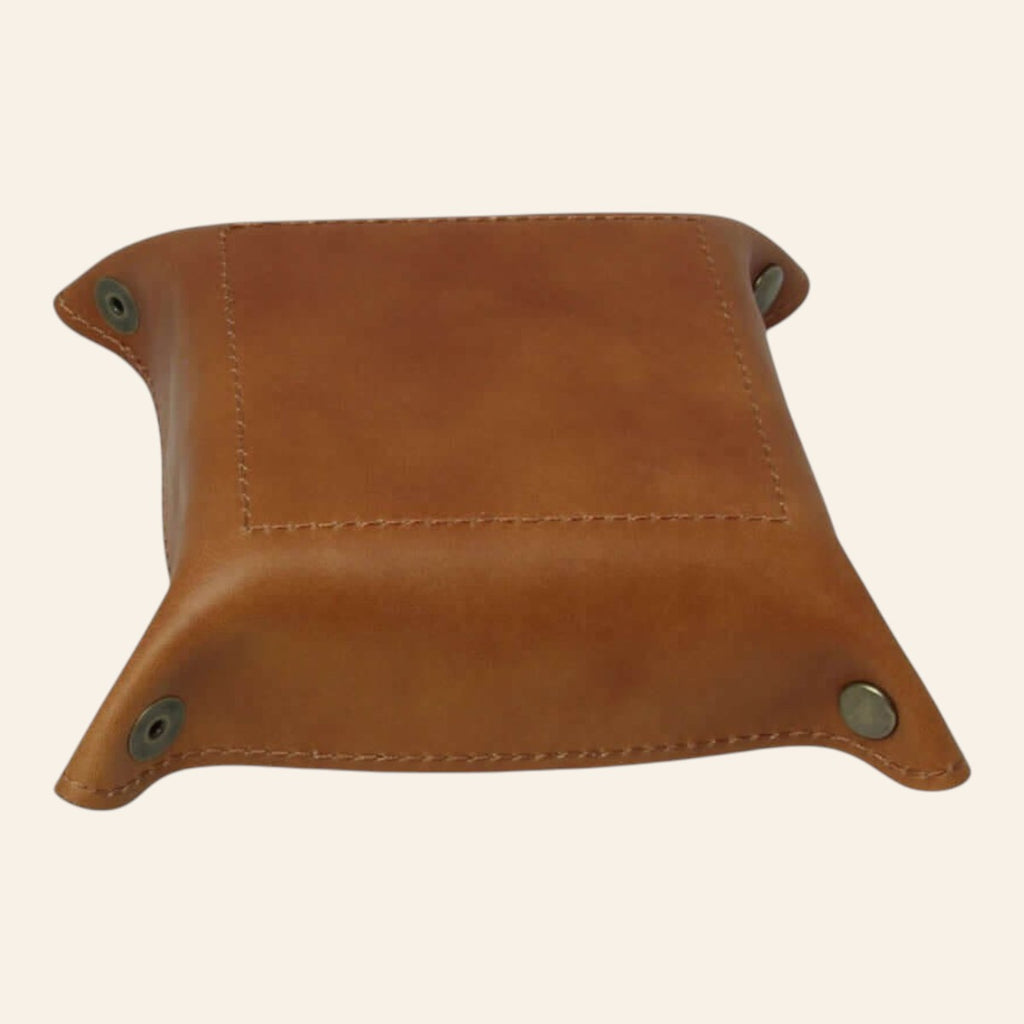 Vuotatasche Vetrina Fiorentina in pelle di vitello color coloniale con bottoni a pressione, design artigianale