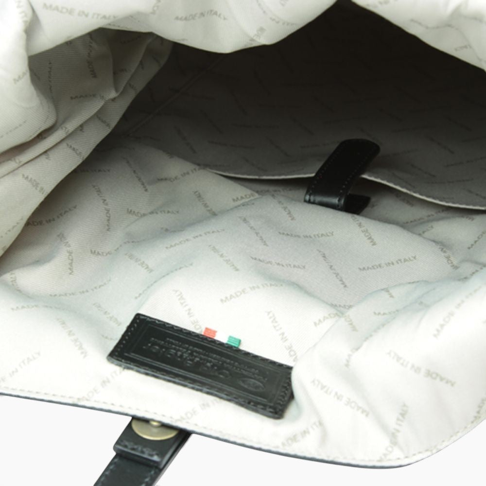 Interno dello zaino Vetrina Fiorentina con fodera chiara logata Made in Italy e scomparto porta laptop in pelle nera