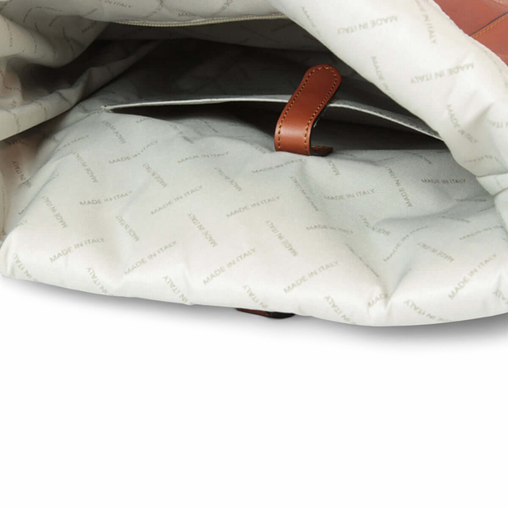 Interno dello zaino Vetrina Fiorentina in pelle marrone con fodera logata Made in Italy e scomparto porta PC